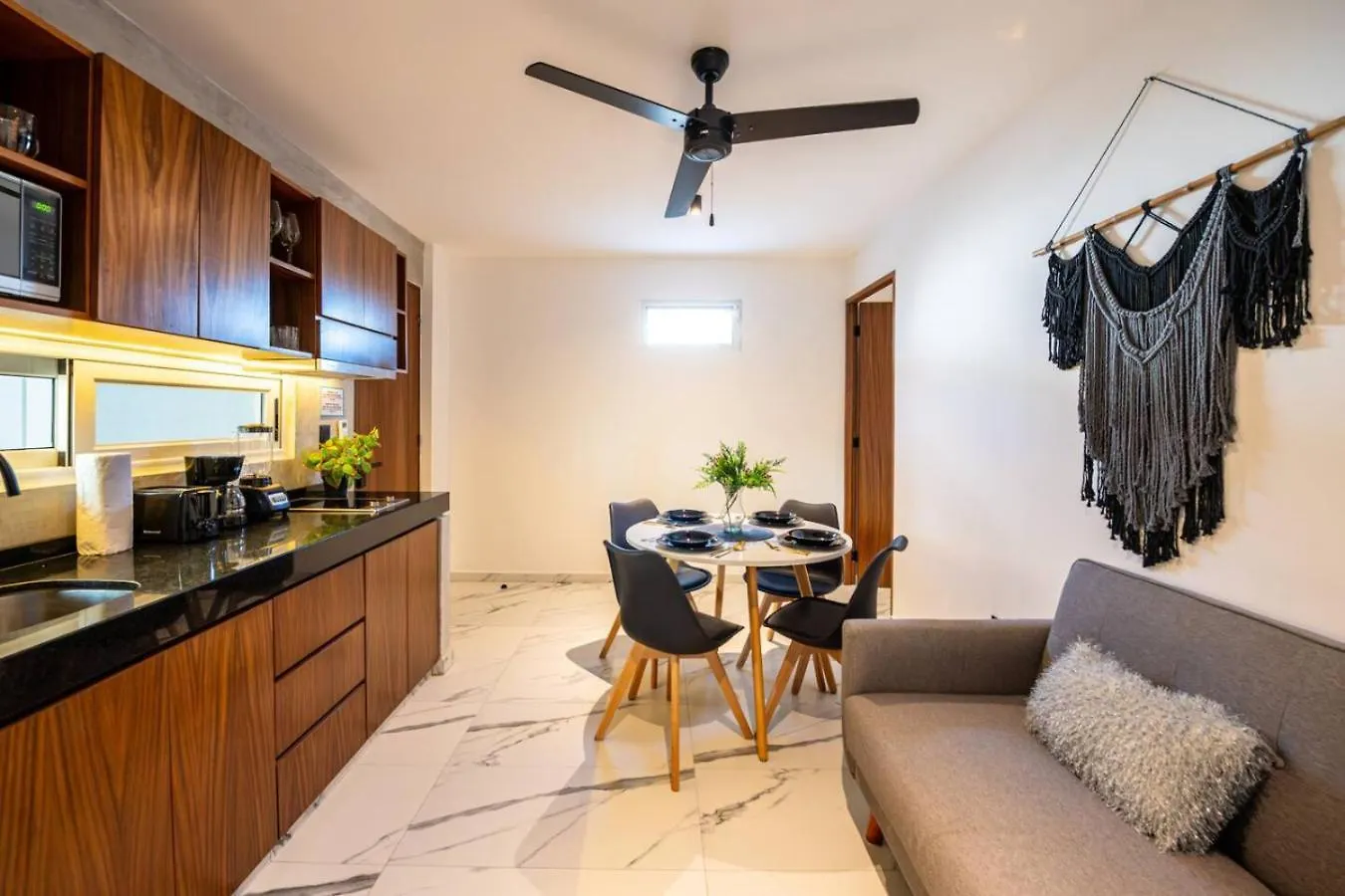 1 Bedroom Apt W Rooftop Pool Walk To Beach 5Th Ave Playa del Carmen